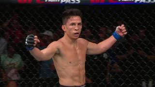 Джозеф Беннавидез празднует победу над Джуссиером Формигой