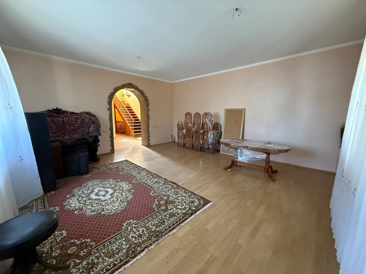 🏡 Продам жилой дом в г. Луганск от Собственника Площадь дома 250кв.м., 8 соток земли (район Жовтневого суда и Аквапарка «Пингвин») ✅ Дом реконструирован (утеплен и перекрыта крыша металлочерепицей) ✅ 2 этажа + подвал + погреб ✅ Первый этаж: Зал, спальная комната, ванная комната, гостевая, кухня. ✅ Второй этаж...
