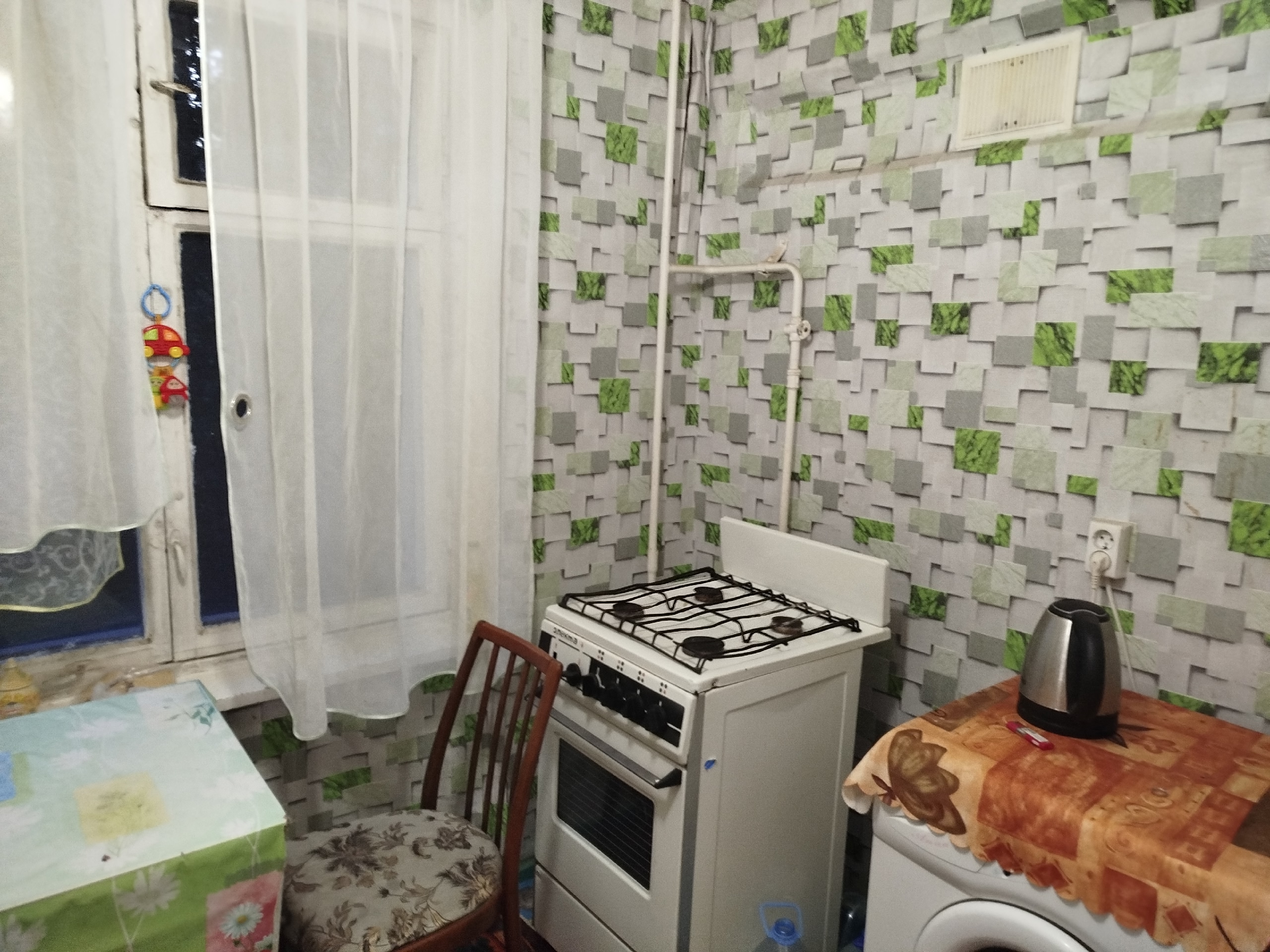 Луганск. Продам 1 кк, общей площадью - 33.6 м2,4/9, ул. Суходольская, Октябрьский район. Окна, рама на балконе - дерево, батареи - чугун, с/у раздельный. Дом газифицирован, перепланировок квартиры не было, газовую плиту не меняли. Состояние квартиры - под ремонт. В подъезде современная планировка, идет замена...