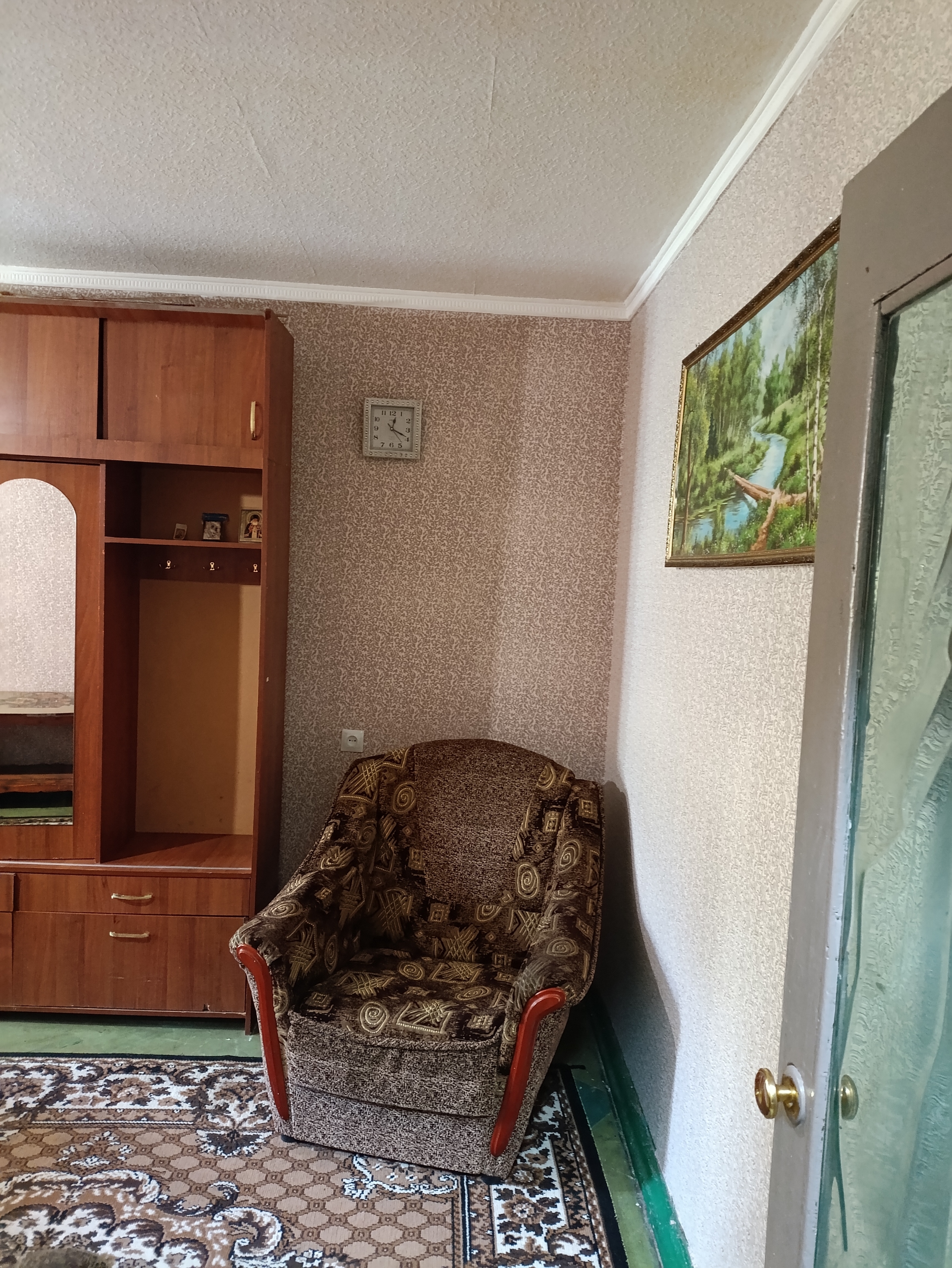 Сдам квартиру на сутки, неделю.1комн.Квартал.Есть электро отопление, бойлер, мебель, посуда, чистое постельное белье и полотенца, интернет, стиральная машинка автомат.2500р.сутки.больше двух суток скидки.+79592578218....