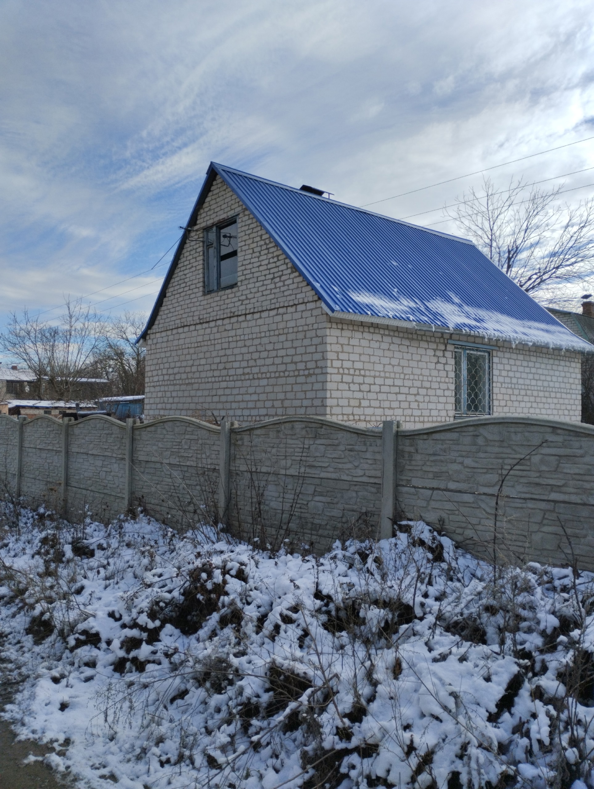 !!! 📎Продается в ЛНР, Станично - Луганский р-н, с. Николаевка, 🏠ДАЧА в сад.общ. Айболит ✅Участок 6.67 сот., земля приватизирована ️ ✅Дом 6*9, 2х эт. , второй этаж без отделки. ✅Окна деревянные с метал. решетками ✅Две комнаты, кухня с подвалом, коридор, кладовая. ❗ Действующий камин. ✅ Евро забор, новая крыша....